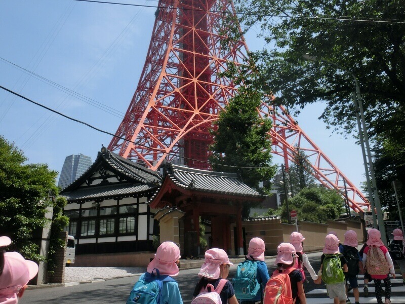 公園を遠足中