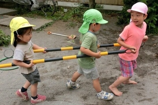 園児が遊ぶ姿